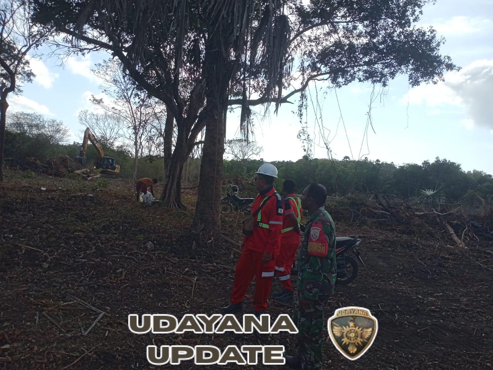 Dukung Program Nasional, Babinsa Rote Timur Awasi Pembersihan Lahan Tambak Garam