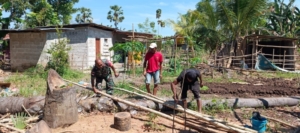 Babinsa Koramil 1618-04/Bisel Bantu Warga Bangun Kandang Ternak Ayam di Desa Nunmafo