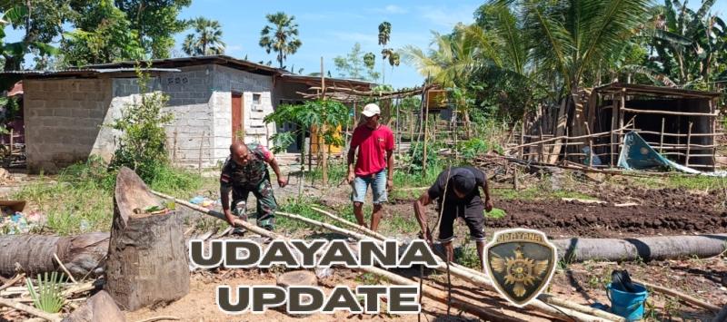 Babinsa Koramil 1618-04/Bisel Bantu Warga Bangun Kandang Ternak Ayam di Desa Nunmafo