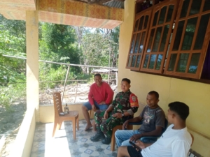 Babinsa Desa Woloau Tingkatkan Rasa Aman dan Nyaman Melalui Komsos dan Pamwil
