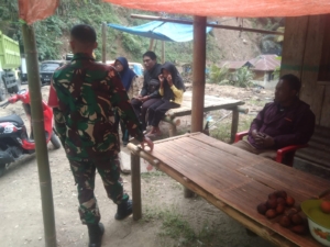 Komsos dan Pamwil Babinsa 1602-02/Wolowaru Dorong Sinergi TNI dan Warga Desa Woloara