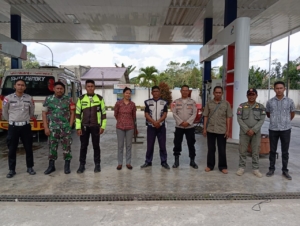 Babinsa Koramil 01/Laratama Melaksanakan Pengamanan Dan Penertiban Pengisian BBM Di SPBU