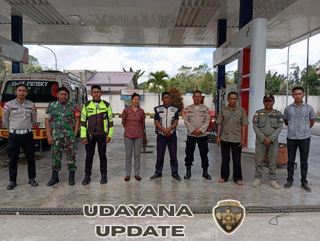 Babinsa Koramil 01/Laratama Melaksanakan Pengamanan Dan Penertiban Pengisian BBM Di SPBU