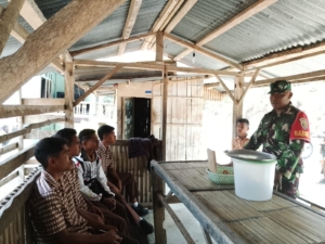 Penguatan Kemanunggalan TNI-Rakyat: Babinsa dan Siswa SMAN Detusoko Bersinergi di Lapangan