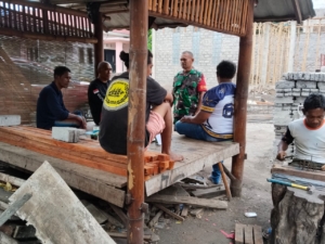 Monitoring Keamanan Wilayah, Babinsa Ende Beri Himbauan Peduli Lingkungan