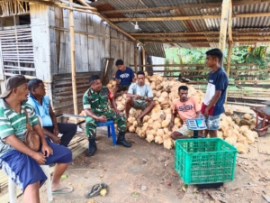 Babinsa Serka Piter Kase Ajak Warga Emburia Jaga Kamtibmas Secara Bersama-sama