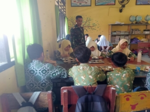 Dari Sekolah ke Sekolah, Babinsa Kawal Distribusi Sajian Bergizi untuk Masa Depan Anak Bangsa