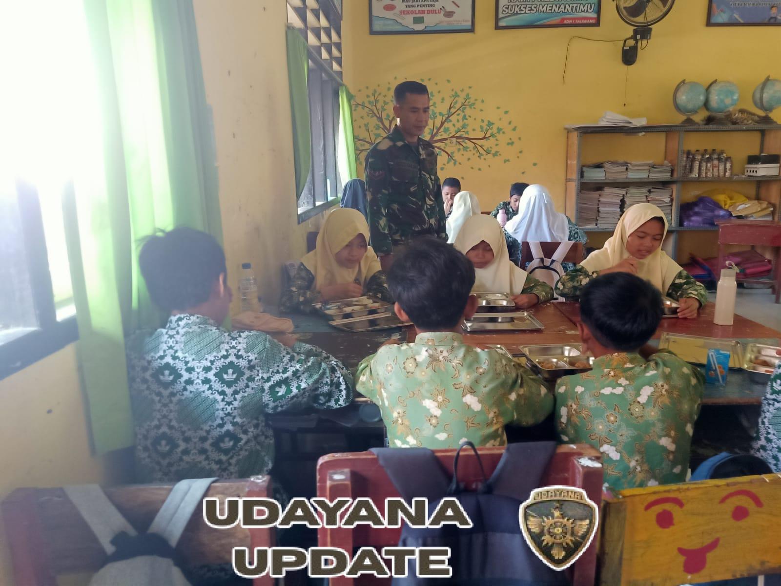 Dari Sekolah ke Sekolah, Babinsa Kawal Distribusi Sajian Bergizi untuk Masa Depan Anak Bangsa
