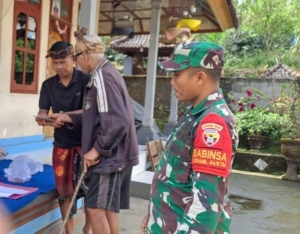 Babinsa Koramil 04/Kintamani Pastikan Penyaluran BLT DD di Desa Langgahan Berjalan Lancar