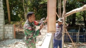 Dekat dengan Rakyat, Babinsa Koramil Batutua Turun Tangan dalam Pembangunan Rumah Warga