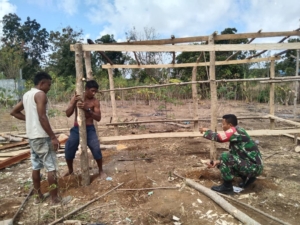 Babinsa Koramil 02/Walakaka Bantu Warga Bangun Rumah di Hobawawi