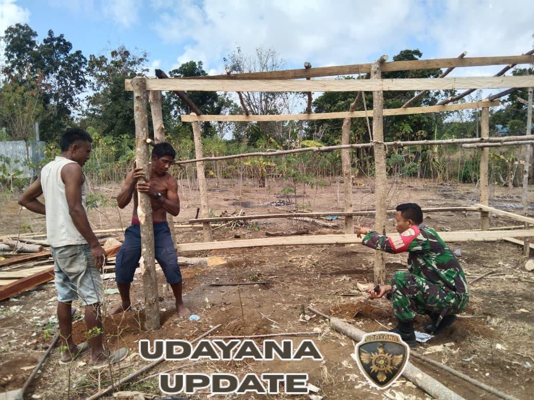 Babinsa Koramil 02/Walakaka Bantu Warga Bangun Rumah di Hobawawi