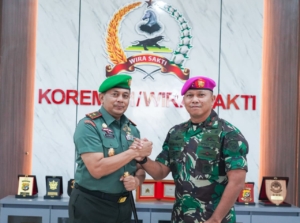 Danrem 161/Wira Sakti, Terima Kunjungan Danpasmar 2 di Ruang Lobi Makorem.