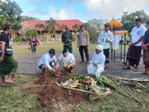 Babinsa Koramil Nusa Penida Hadiri Peletakan Batu Pertama Pembangunan Gedung TK Negeri Kumara Jaya