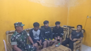 Piket Koramil 1628-05/Jereweh Laksanakan Patroli, Ingatkan Warga Jaga Kamtibmas