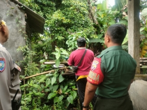 Babinsa Koramil 1616-01/Gianyar Turun Langsung Dampingi Pengukuran MCK di Desa Bakbakan