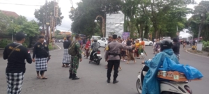 Babinsa Koramil 1616-01/Gianyar Aktif Atur Lalin Saat Upacara Pitra Yadnya