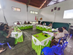 Babinsa Desa Tegalinggah hadiri rapat Musrenbangdes, komitmen dukung pembangunan untuk kemajuan Desa.