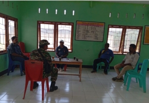 Babinsa dan Perangkat Desa Probur Utara Perkuat Sinergi Lewat Komsos