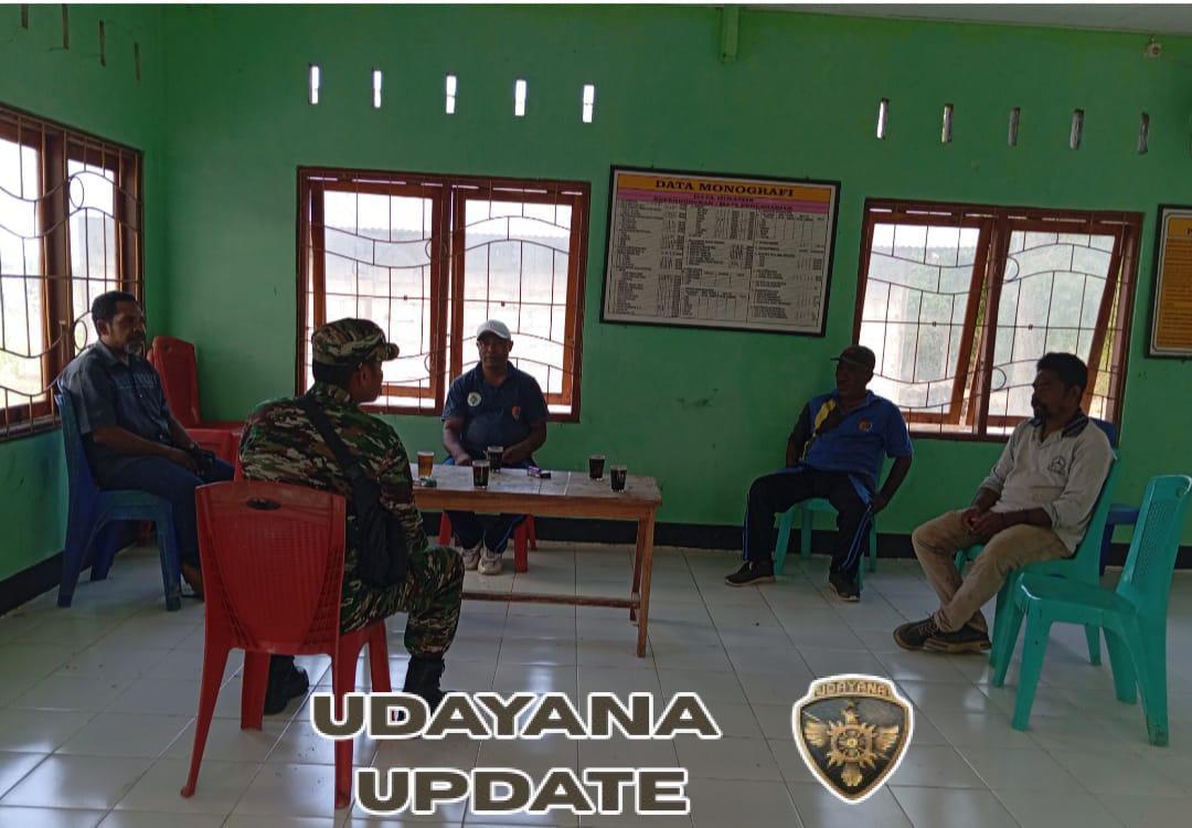 Babinsa dan Perangkat Desa Probur Utara Perkuat Sinergi Lewat Komsos