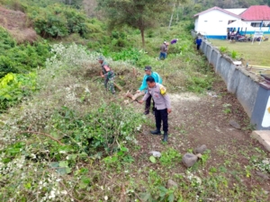 Babinsa dan Warga Desa Kemuning Kompak Laksanakan Gotong Royong Jelang MTQ