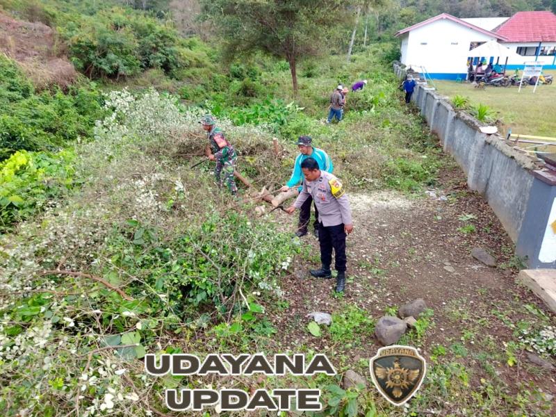 Babinsa dan Warga Desa Kemuning Kompak Laksanakan Gotong Royong Jelang MTQ