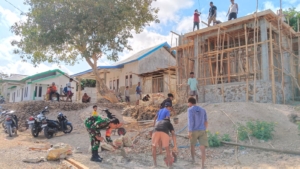 Babinsa Koptu Alis Sinlae Gelar Bakti Sosial Bantu Warga Bangun Rumah di Desa Kuli Aisele