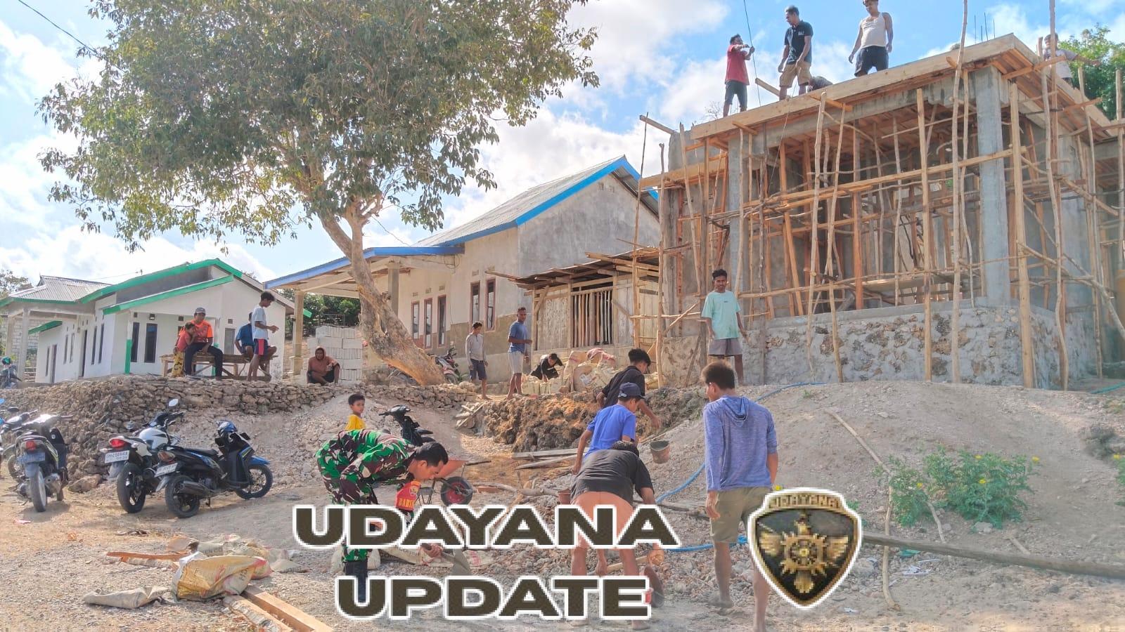 Babinsa Koptu Alis Sinlae Gelar Bakti Sosial Bantu Warga Bangun Rumah di Desa Kuli Aisele