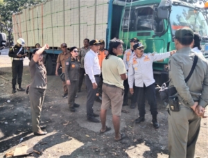 Danramil 1611-07/Denbar dan Satpol PP Kota Denpasar Beraksi dalam Penertiban Parkir Liar