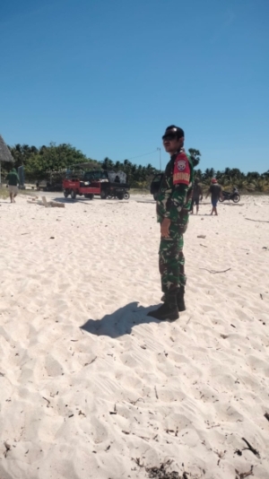 Babinsa Serda Demsi Taek Monitoring Bongkar Muat di Pelabuhan Rakyat Ndao Nuse