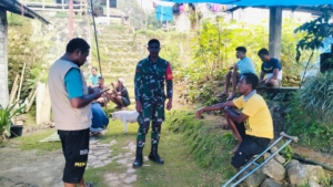 Babinsa Himbau Warga Jaga Kesehatan Saat Komsos di Desa Detuara