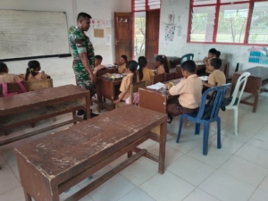 Babinsa Koramil 05/Waingapu Dampingi Program MBG di SD Inpres Waingapu 3