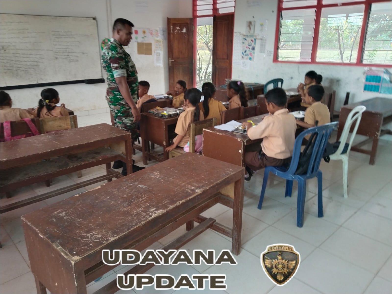 Babinsa Koramil 05/Waingapu Dampingi Program MBG di SD Inpres Waingapu 3