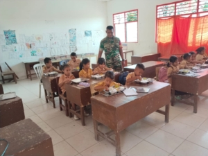 Babinsa Koramil 1627-01/Ba’a Kawal Program Makan Bergizi Gratis di Rote Ndao
