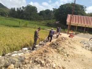 Babinsa Walakaka Perkuat Gotong Royong Bersama Warga Desa Rua