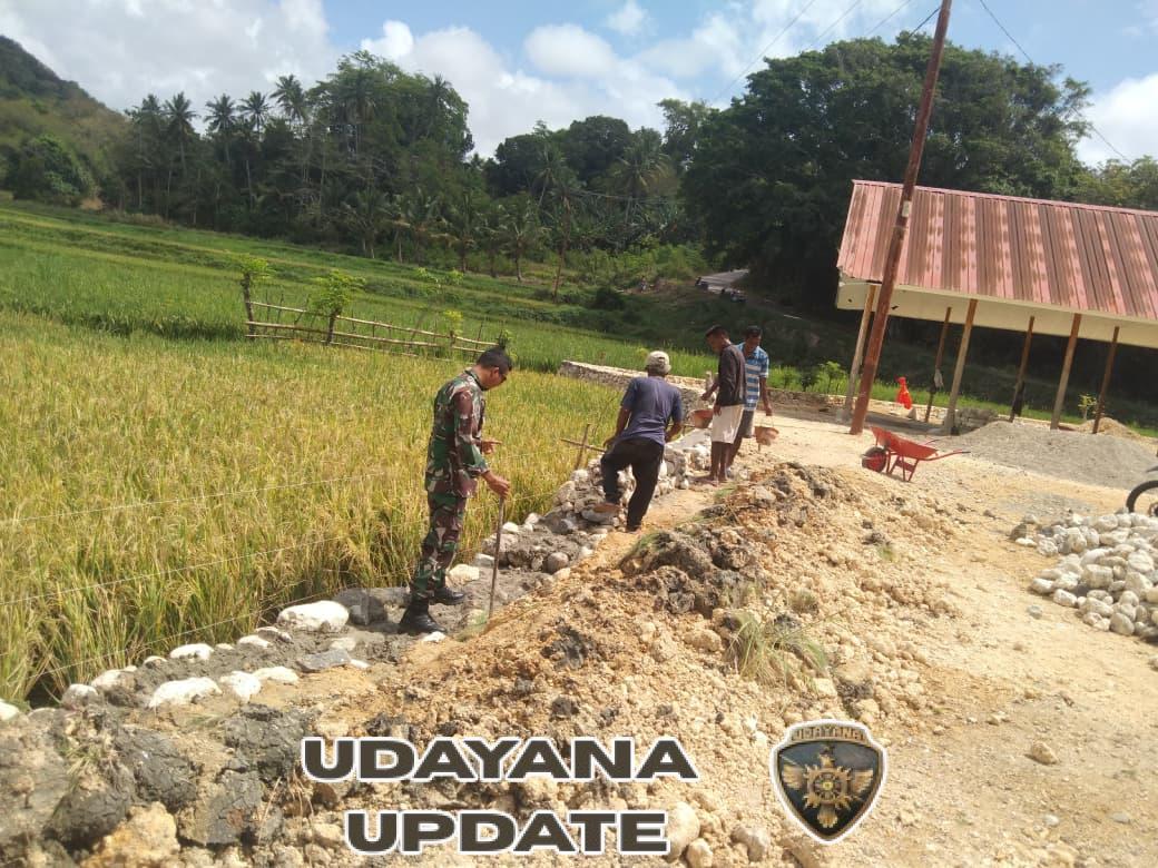 Babinsa Walakaka Perkuat Gotong Royong Bersama Warga Desa Rua