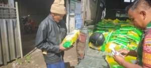 Babinsa Koramil 1626-04/Kintamani Dampingi Pelaksanaan GPM Beras SPHP di Desa Belanga