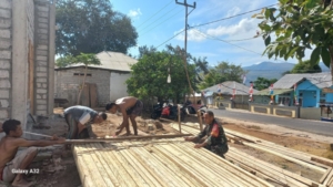 Babinsa Alor Kecil Ajak Warga Gotong Royong Bantu Warga Bangun Rumah