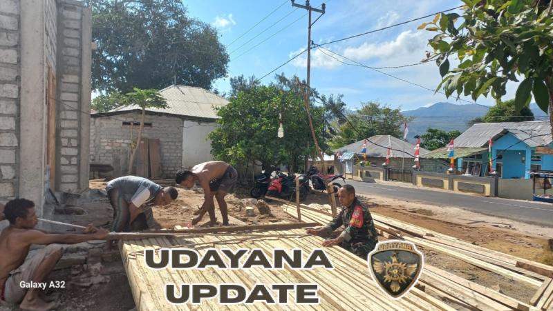 Babinsa Alor Kecil Ajak Warga Gotong Royong Bantu Warga Bangun Rumah