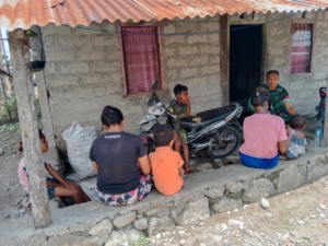 Tingkatkan Kemanunggalan TNI-Rakyat, Babinsa Gelar Anjangsana di Musi TTU