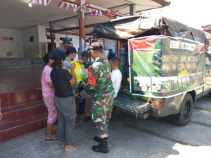 Babinsa Kawal Distribusi Beras, Gerakan Pangan Murah Kodim 1609/Buleleng Berjalan Lancar