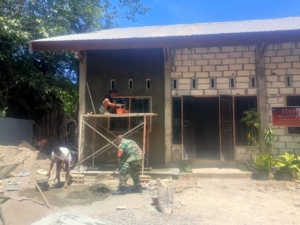 Bersama Membangun Desa, Babinsa Sertu Saaltial Terlibat Aktif Membantu Para Tukang