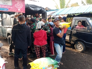 Danramil 1616-01/Gianyar Turun Langsung Dampingi Warga di Bazar Pangan Murah