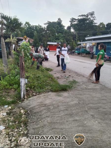 Babinsa Koramil 01/Loli Bersama Warga Bersihkan Jalan dan Saluran Air di Kampung Sawah