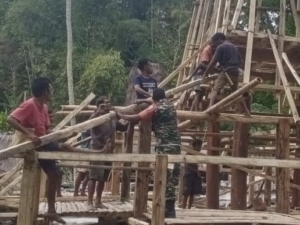 Babinsa Sertu Filomeno Da Costa Bantu Warga Bangun Rumah di Desa Sobarade