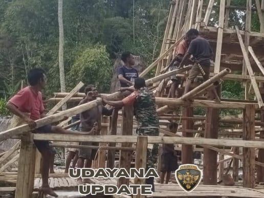 Babinsa Sertu Filomeno Da Costa Bantu Warga Bangun Rumah di Desa Sobarade