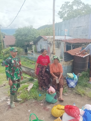 Babinsa Kodim 1602/Ende Tingkatkan Kamtibmas Melalui Gotong Royong dan Komsos di Desa Mautenda Barat