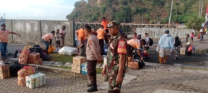 Babinsa Koramil 1602-01/Ende Amankan Proses Kedatangan Kapal KM AWU di Pelabuhan IPPI