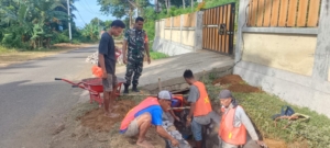 Babinsa Koramil 1602-01/Ende Gotong Royong Bersama Warga Dusun Tanagadi Bangun Saluran Air