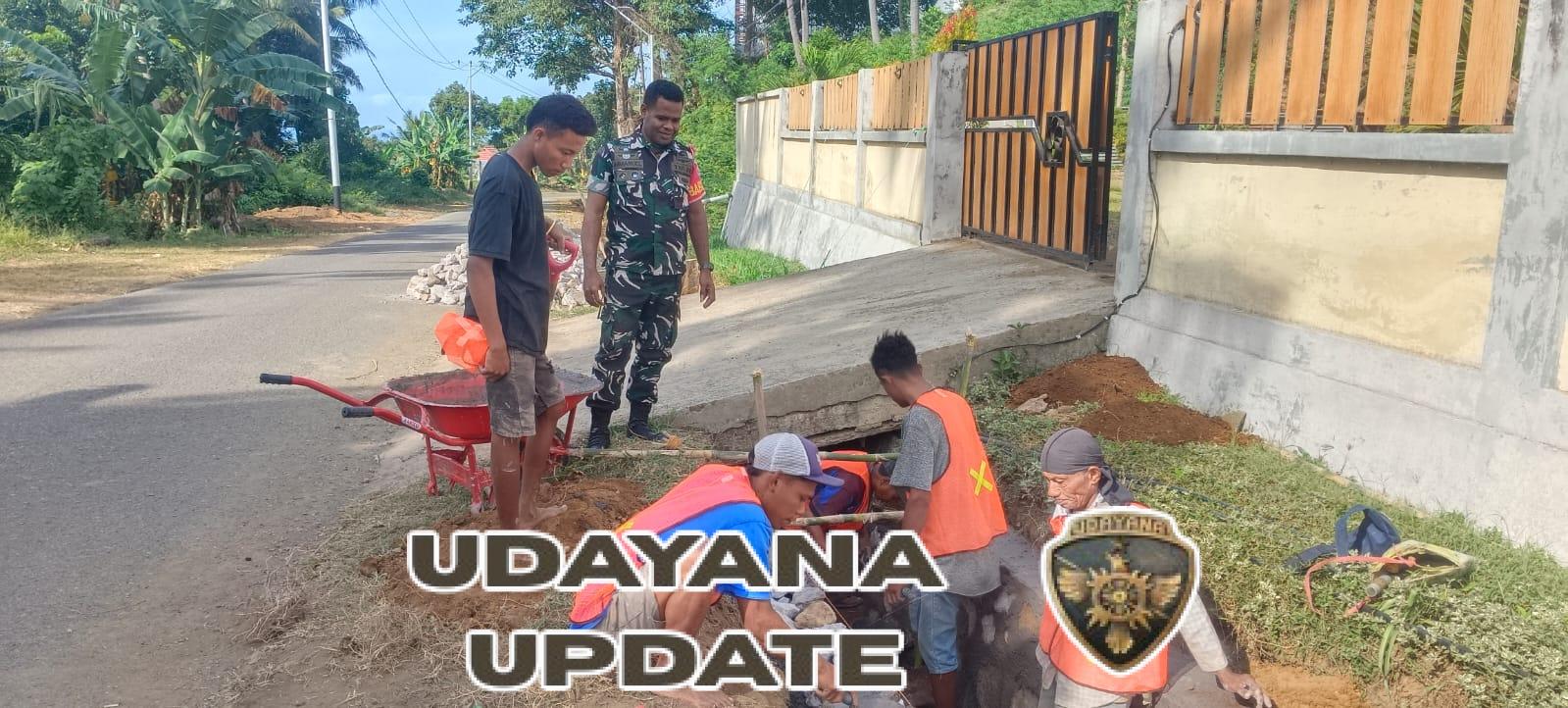 Babinsa Koramil 1602-01/Ende Gotong Royong Bersama Warga Dusun Tanagadi Bangun Saluran Air